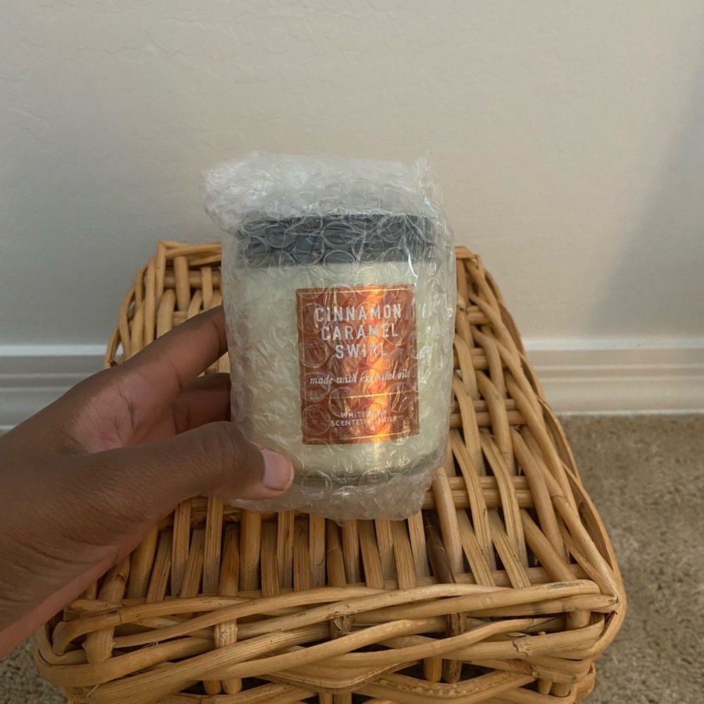 Cinnamon Caramel Swirl BBW candle single wick